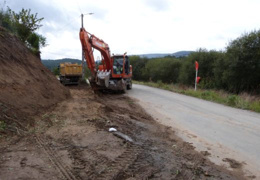 Comezan as obras de construción dunha senda peonil e a ampliación da travesía de Aldeagrande (Lousame)